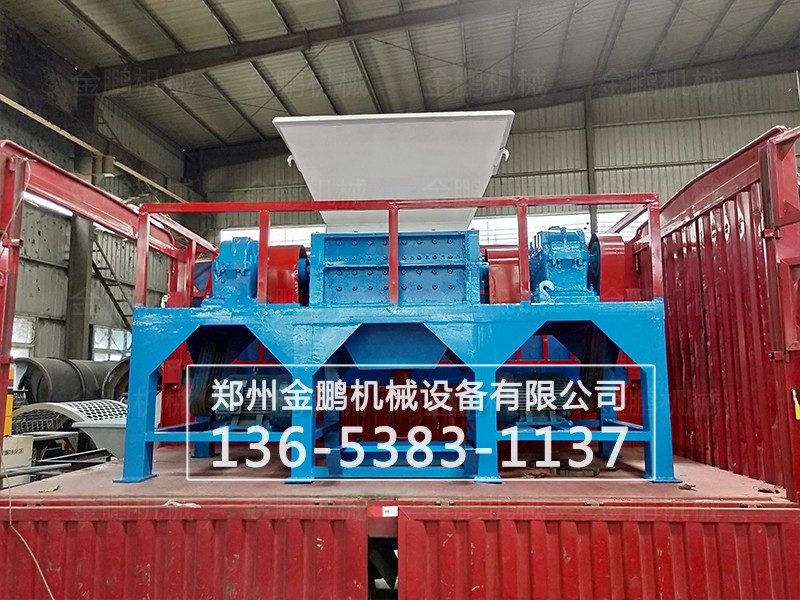 新型双轴撕碎机发货现场