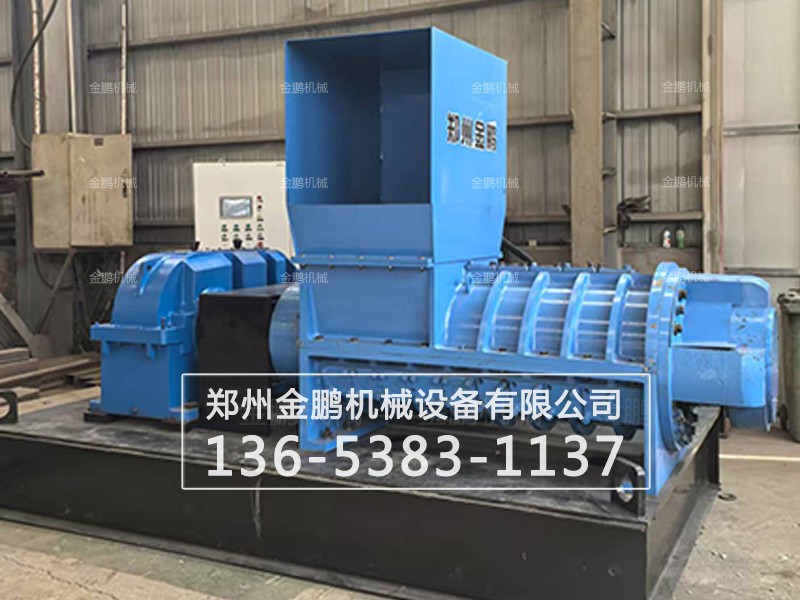 废旧塑料经撕碎机撕碎处理后，实现了自身的价值 