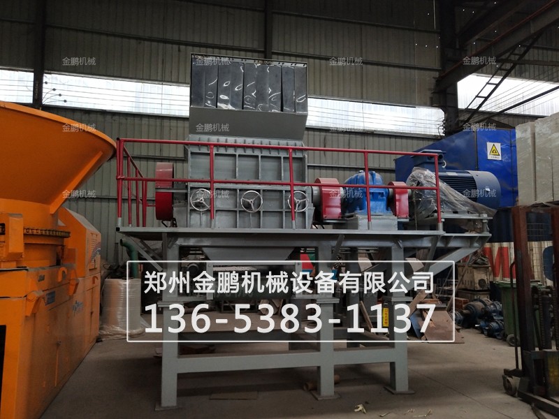 柬埔寨客户订购的轮胎撕碎机发货现场